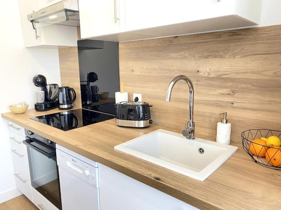 Le Metropolitain-proche Centre-clim-refait A Neuf-tout Equipe Apartment
